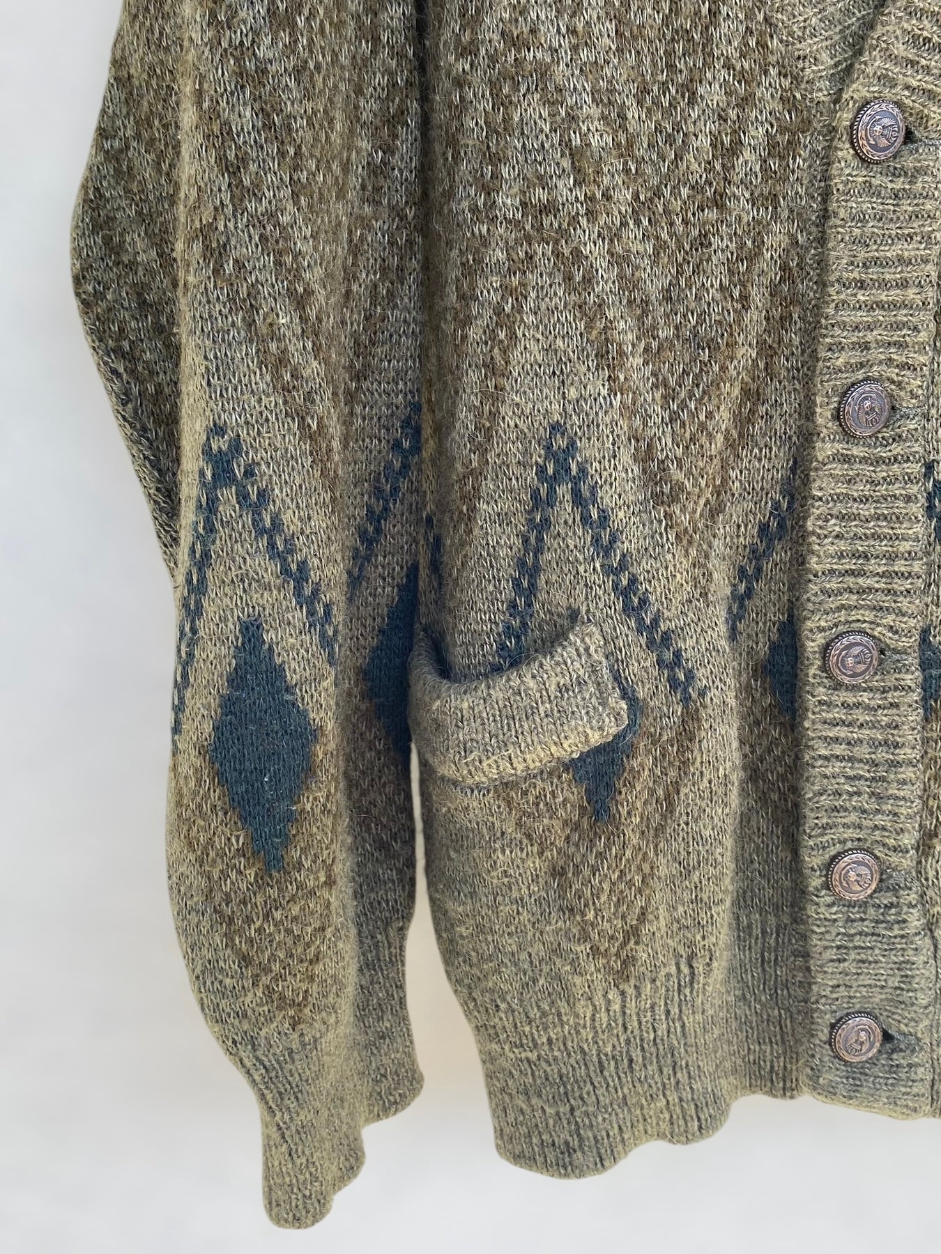 Οlive vintage cardigan with unique buttons