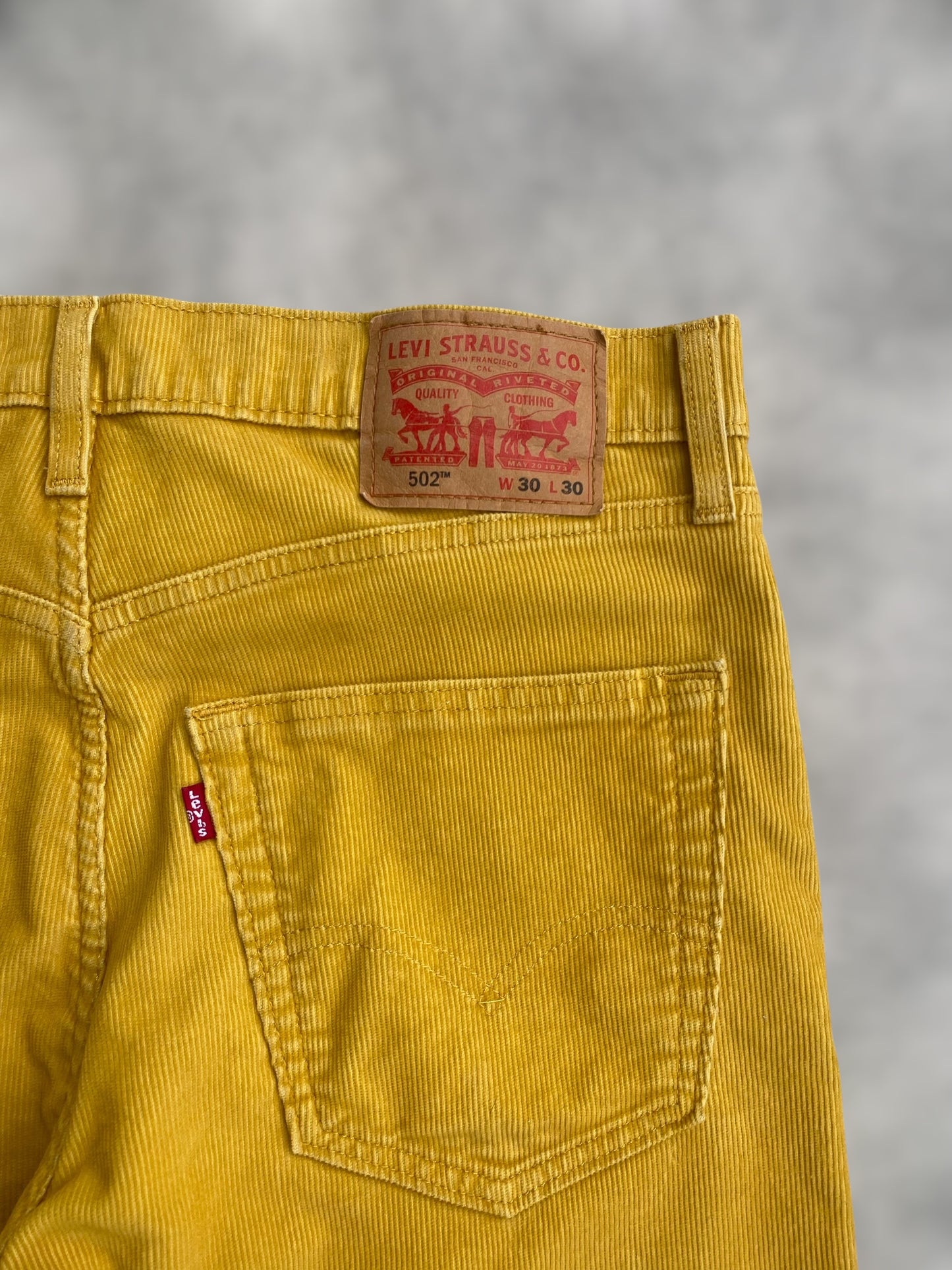 Mustard corduroy Levi’s 502 (M)