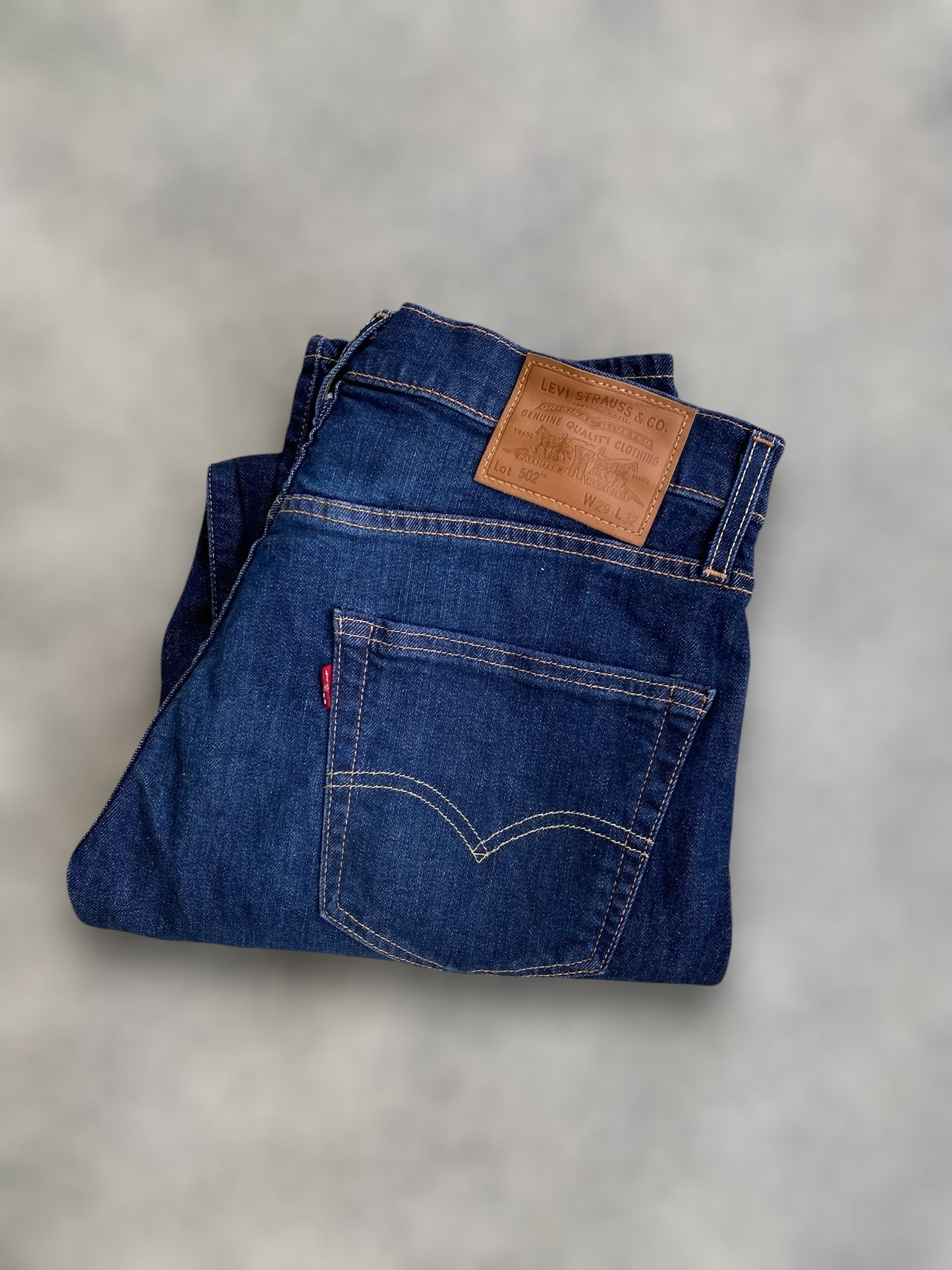 Levi’s 502 classic blue jeans (M)