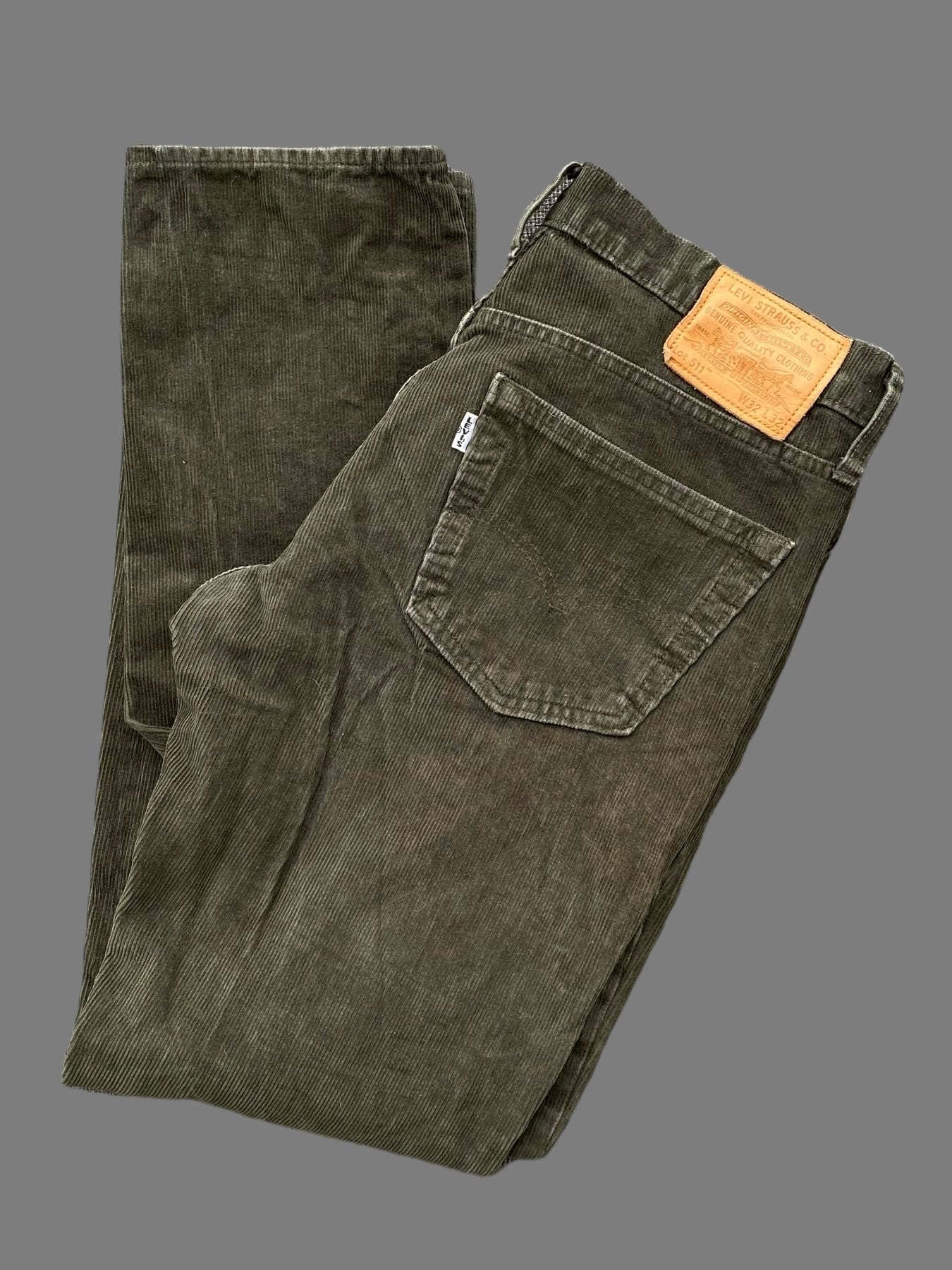 Vintage Levi’s 511 corduroy jeans in dark olive color (M-L)