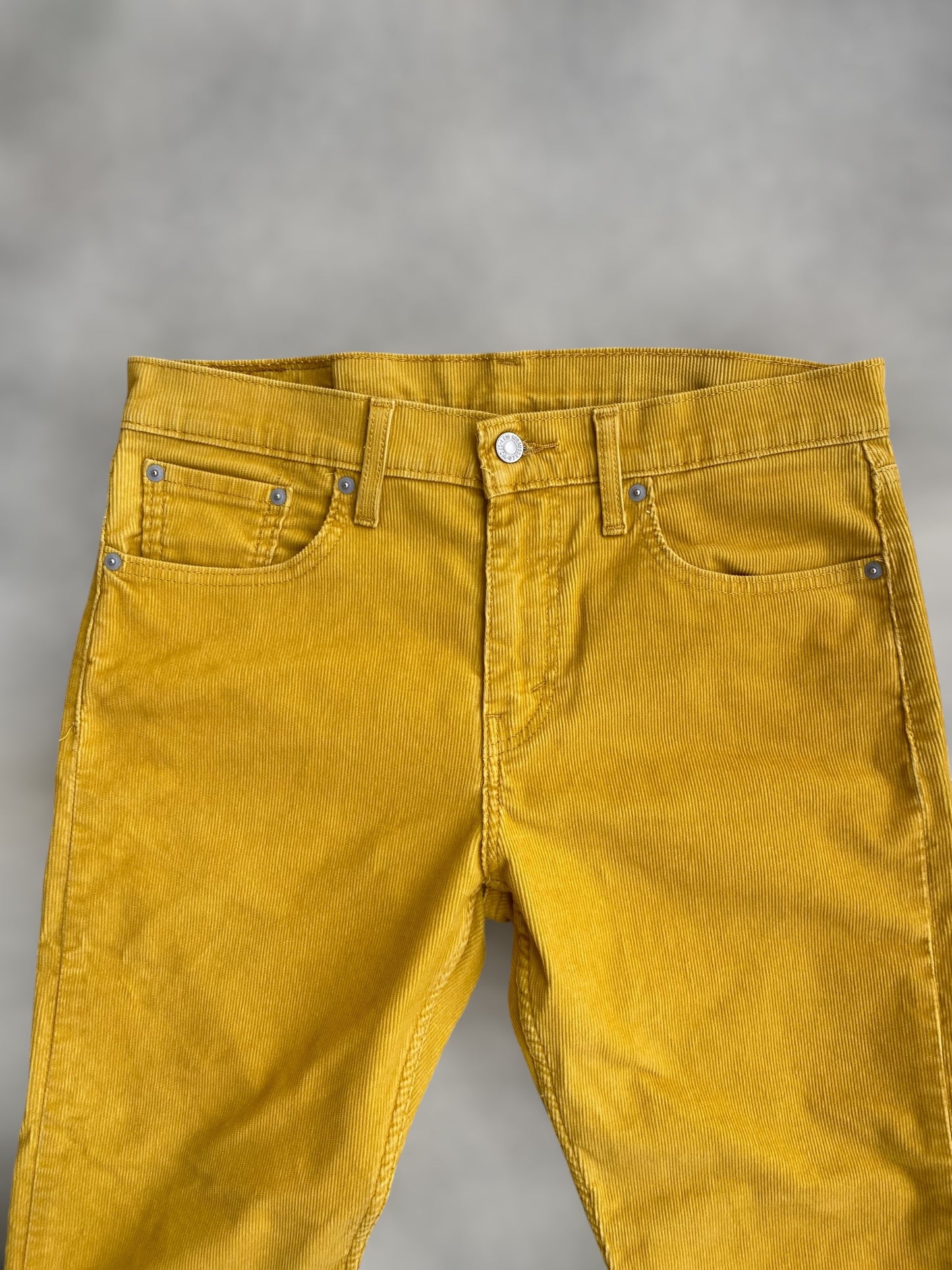 Mustard corduroy Levi’s 502 (M)