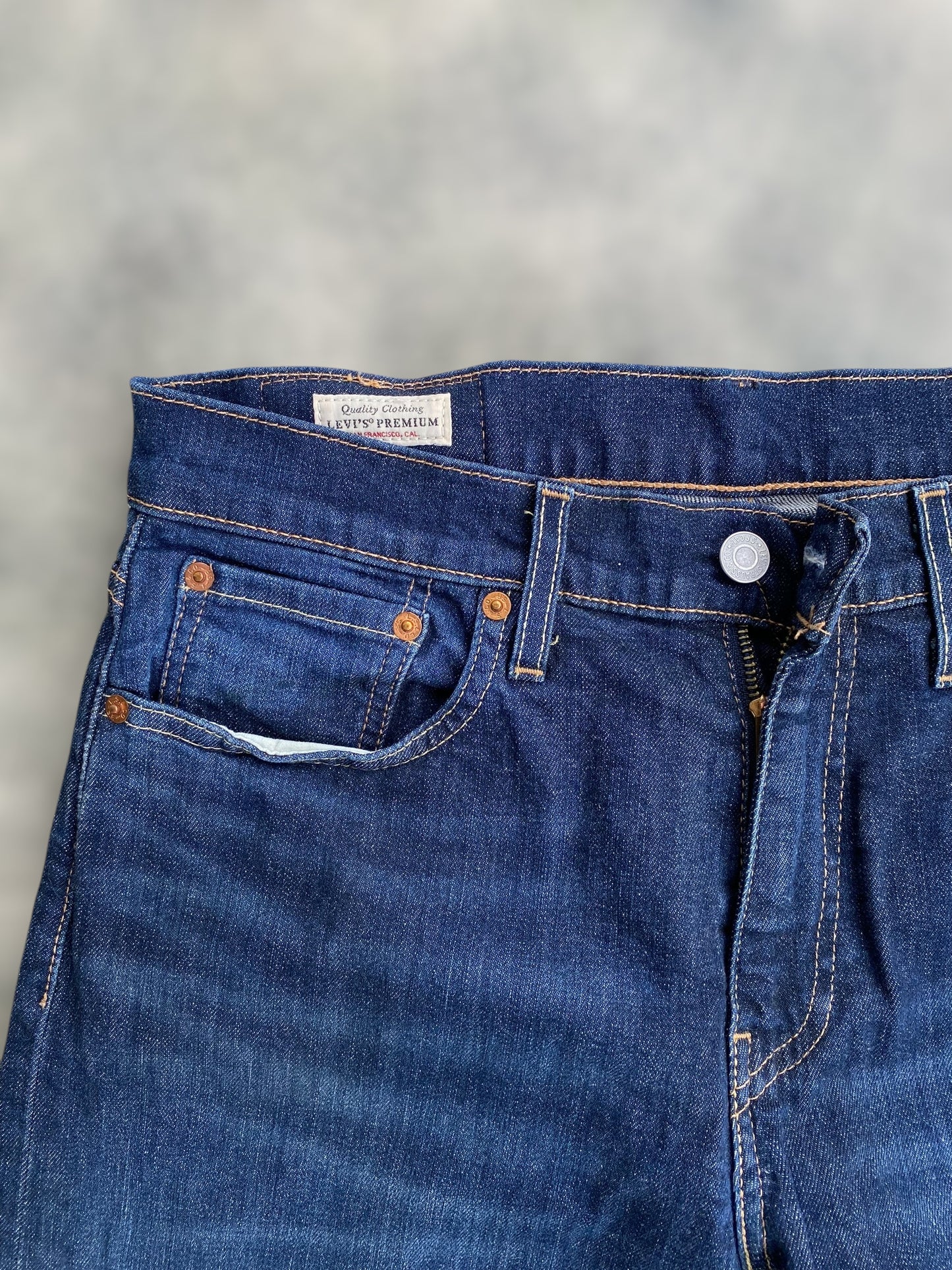 Levi’s 502 classic blue jeans (M)