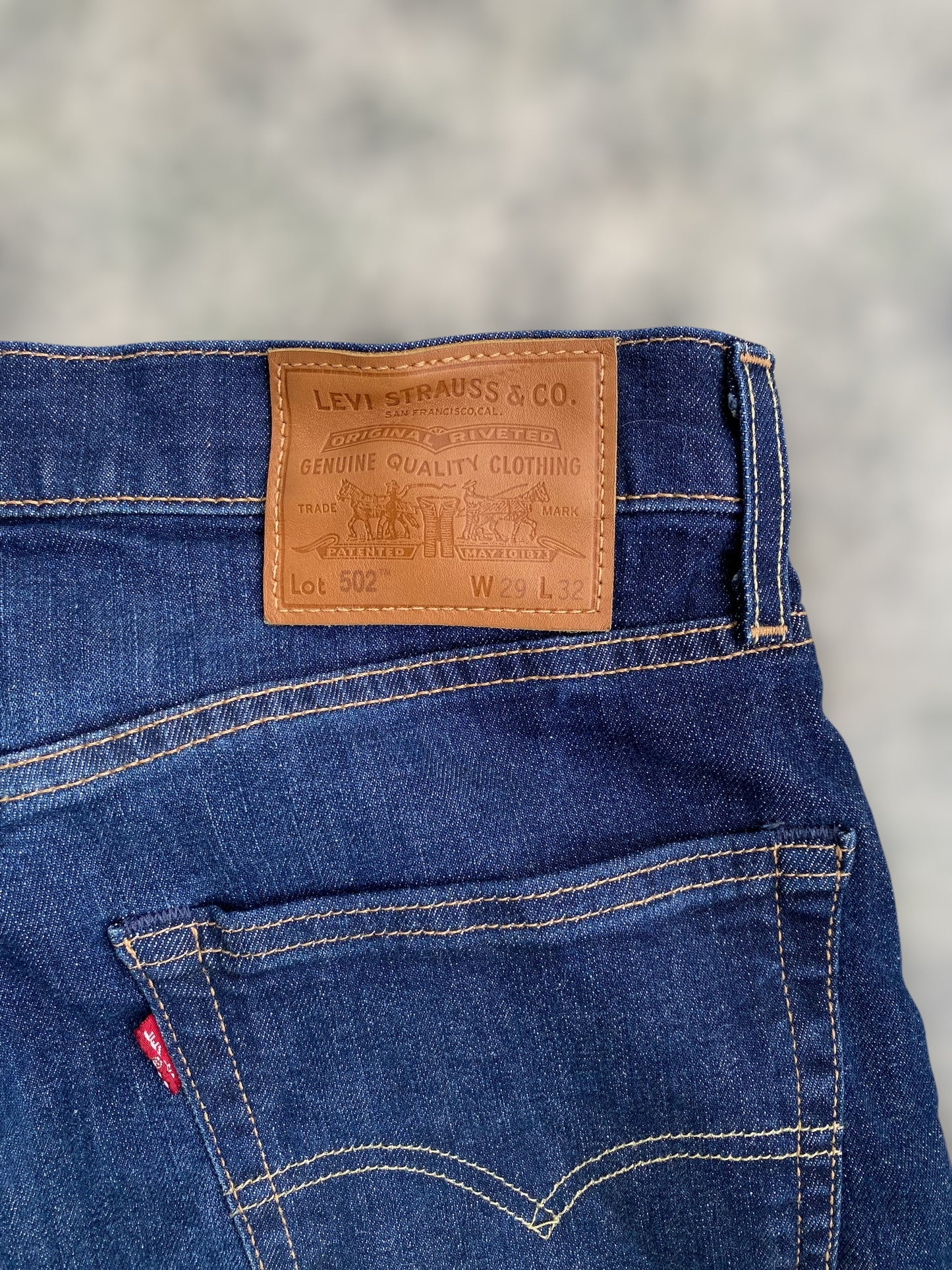 Levi’s 502 classic blue jeans (M)