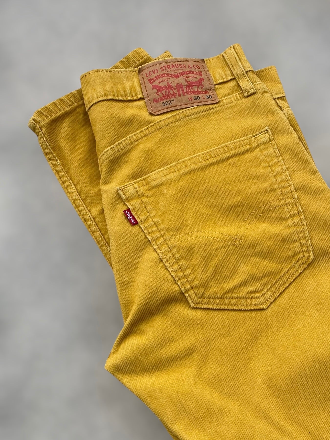 Mustard corduroy Levi’s 502 (M)